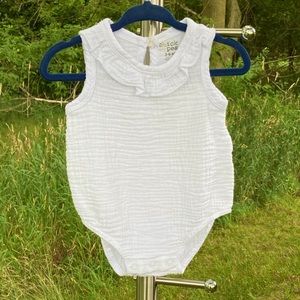 chick pea: Infant girl’s bubble in a white crinkle cotton. 3-6 months